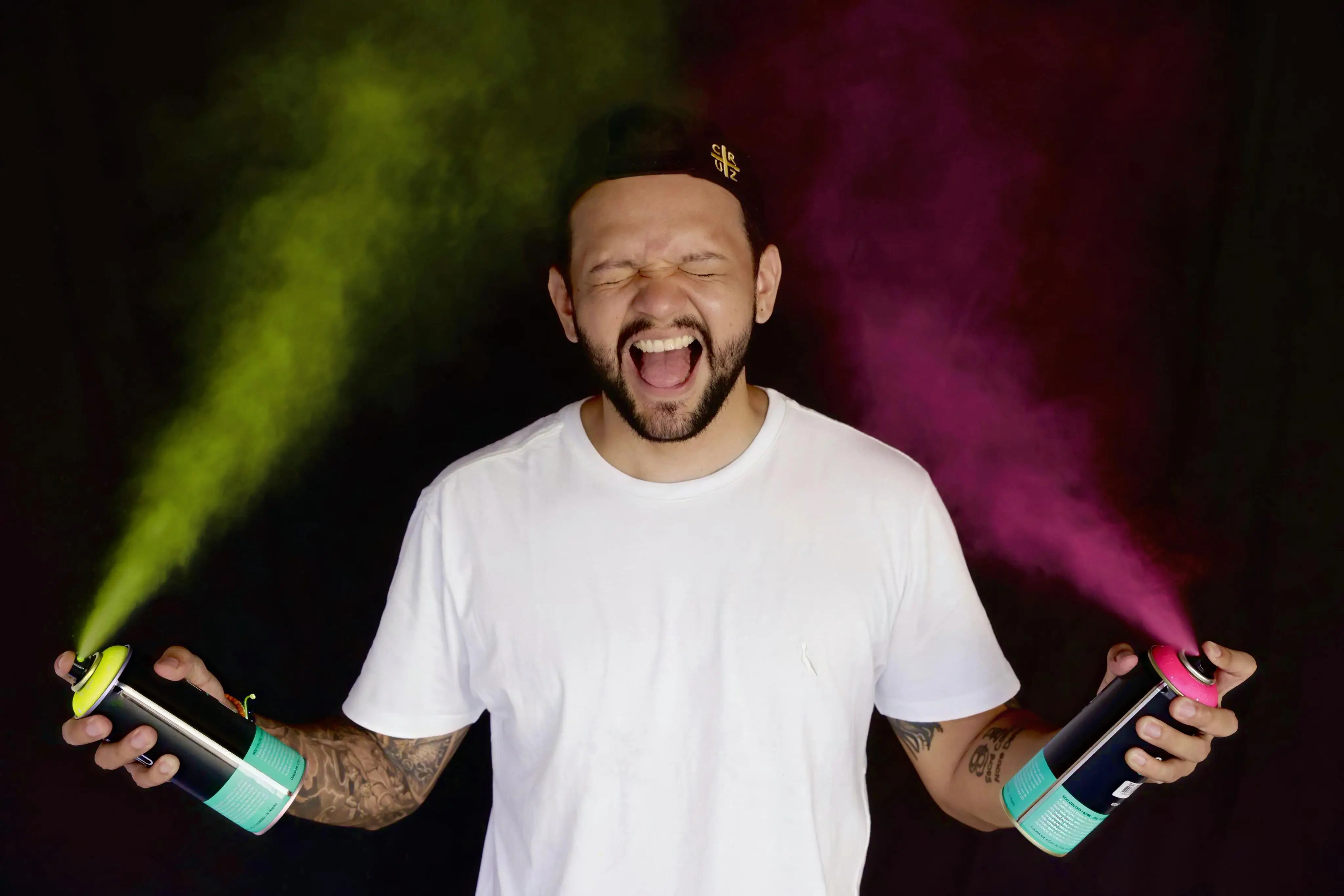 Renner Cruz com uma de suas obras de arte